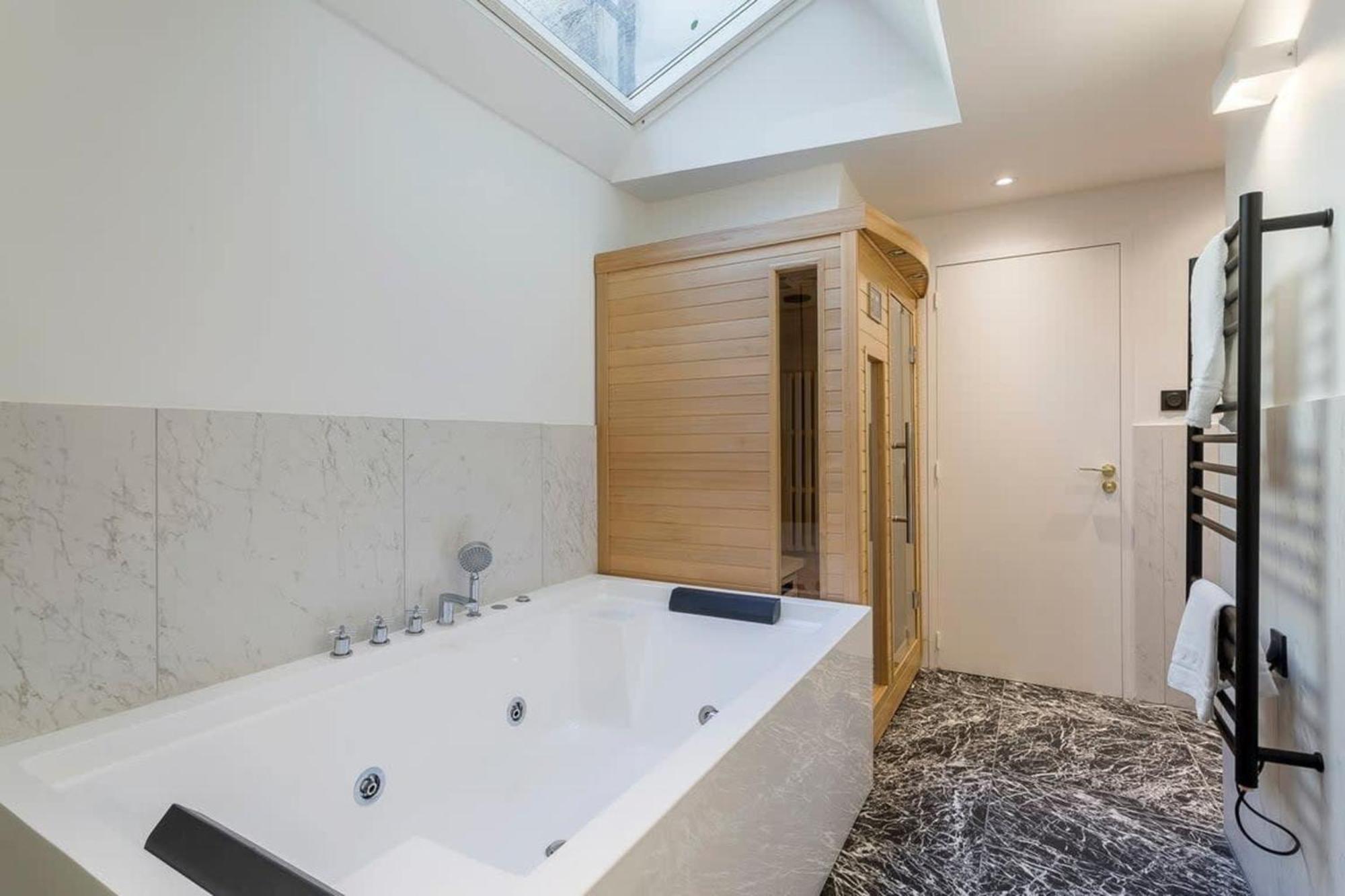 Victor Hugo Romantic Suite - Sauna Et Balneo Lyon Exterior photo